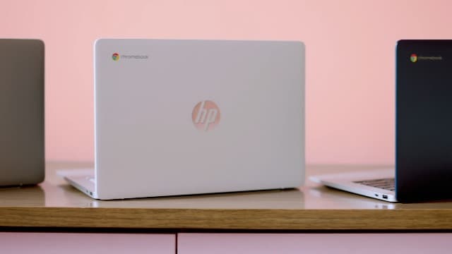 HP Chromebook 14-inch HD Laptop, Intel Celeron N4000, 4 GB RAM, 32 GB eMMC, Chrome (14a-na0010nr, Mineral Silver)