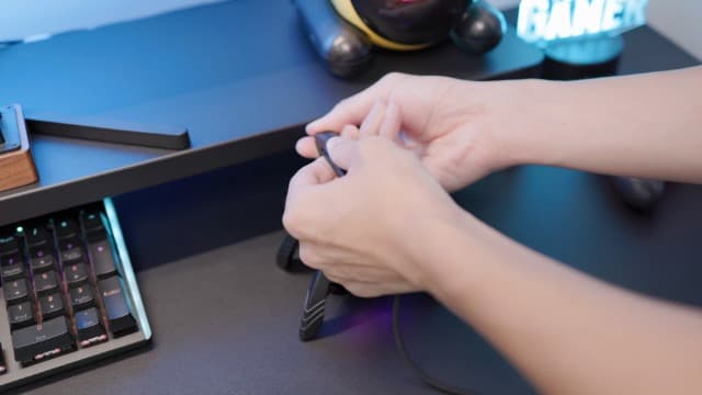 KIWIFOTOS Mouse Bungee RGB Gaming Mouse Cord Holder Controller, Upgraded Flexible Cable Management Smart RGB LED Lights 2 Port USB Hub & 1 Type-C, Spider Mouse Wire Holder