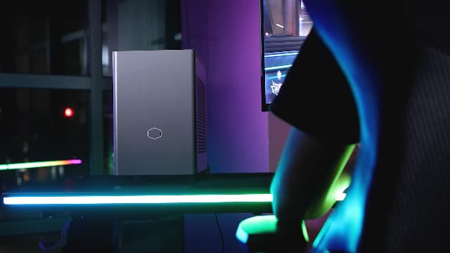 Cooler Master NR2 Pro Mini ITX – Intel i7-14700F 2.1GHz (5.4GHz Turbo) | Gigabyte RX 7800 XT 16GB & B760I AORUS PRO | 32GB DDR5 6000MHz | 1TB Gen4 M.2 | WiFi | Windows 11 | 280mm AIO Gaming PC