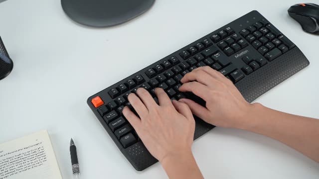 MEETION Wireless Keyboard and Mouse, Full-Sized Cordless Keyboard with Wrist Rest and 3 DPI Adjustable Mouse, 2.4G Wireless, Compatible with PC/Computer/Laptop/Windows/Mac, Pink