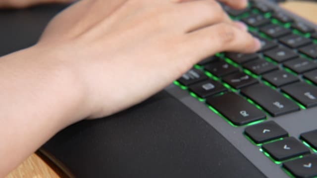seenda 7-Color Backlit Wired Ergonomic Keyboard, KUW01 USB & Type-C Wired Split Keyboard, Cushioned Wrist Rest, Full Size with NumPad, Compatible for Windows, macOS, PC, Laptop, MacBook - Black Gray