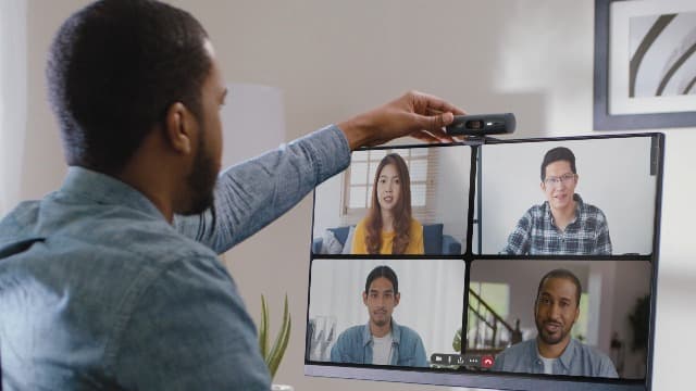 Logitech Brio 500 Full HD Webcam with Auto Light Correction,Show Mode, Dual Noise Reduction Mics, Webcam Privacy Cover, Works with Microsoft Teams, Google Meet, Zoom, USB-C Cable - Rose