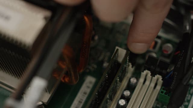 Crucial 16GB DDR4 RAM, 3200MHz (PC4-25600) CL22 Desktop Memory, UDIMM 288-Pin, Downclockable to 2933/2666MHz, Compatible with Intel and AMD Ryzen - CT16G4DFRA32A