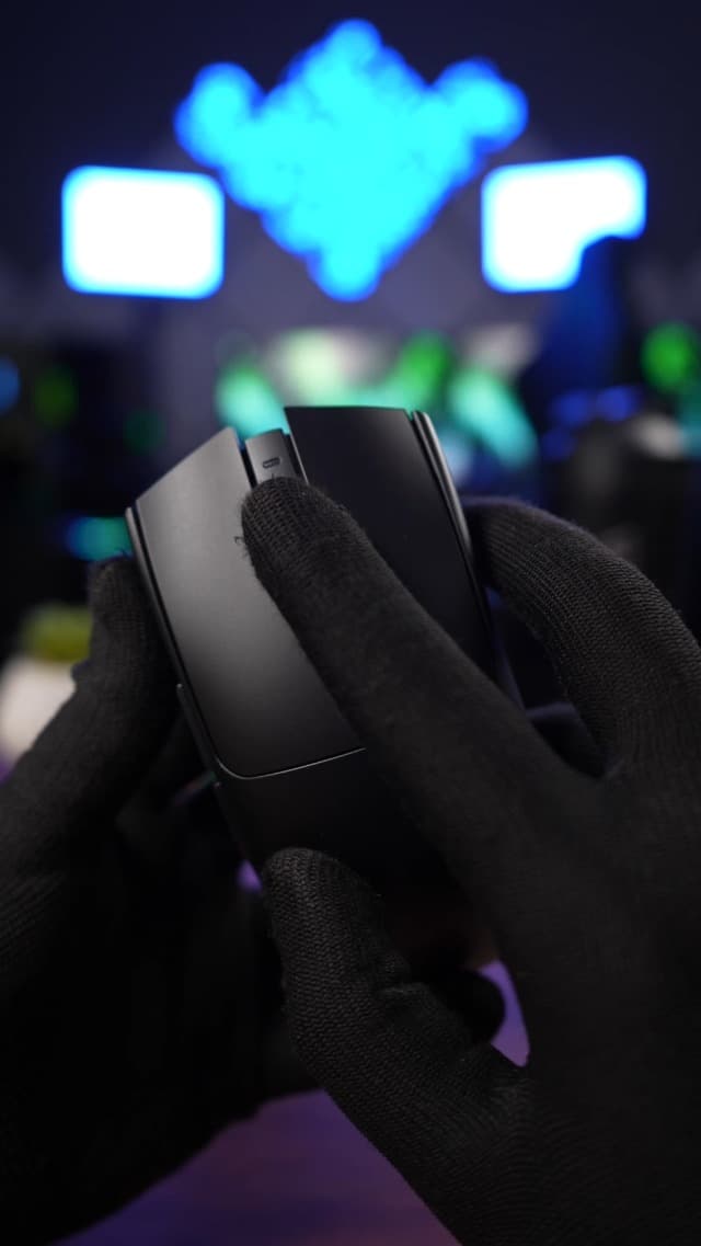 Razer Viper V3 HyperSpeed Wireless Esports Gaming Mouse: 82g Lightweight - Up to 280 Hr Battery - 30K DPI Optical Sensor - Gen-2 Mechanical Switches - 8 Programmable Controls - Classic Black