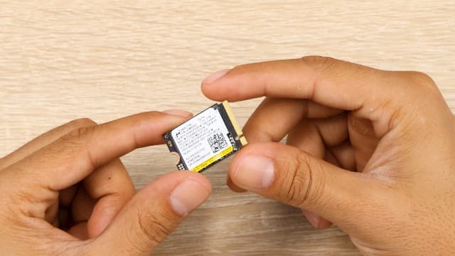 Micron 2TB 2400 M.2 2230 NVMe PCIe 4.0x4 SSD MTFDKBK2T0QFM-1BD1AABYYR