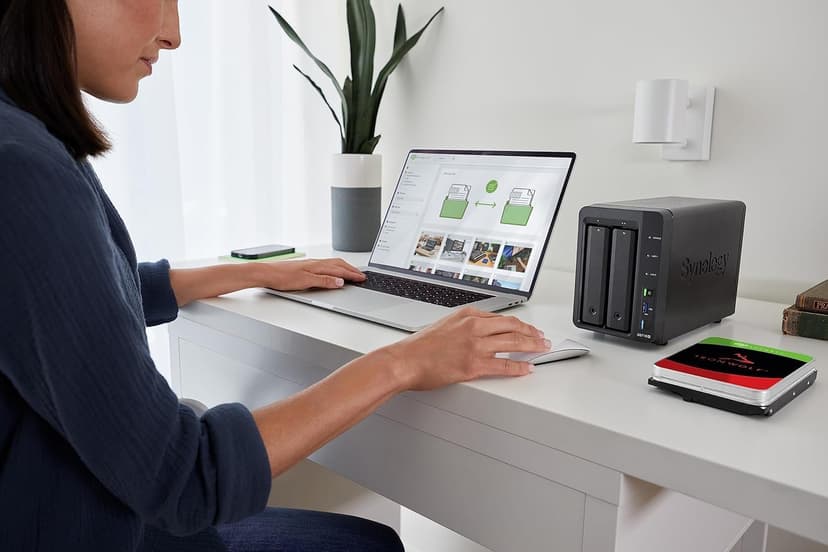 Seagate IronWolf 4TB NAS Internal Hard Drive CMR 3.5 Inch SATA 6Gb/s 5400 RPM 64MB Cache for RAID Network Attached Storage Rescue Services (ST4000VNZ06/006)