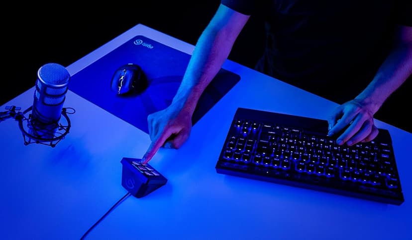 Elgato Stream Deck Mini - Live Content Creation Controller with 6 Customizable LCD Keys, for Windows 10 and macOS 10.11 or Later (Renewed)